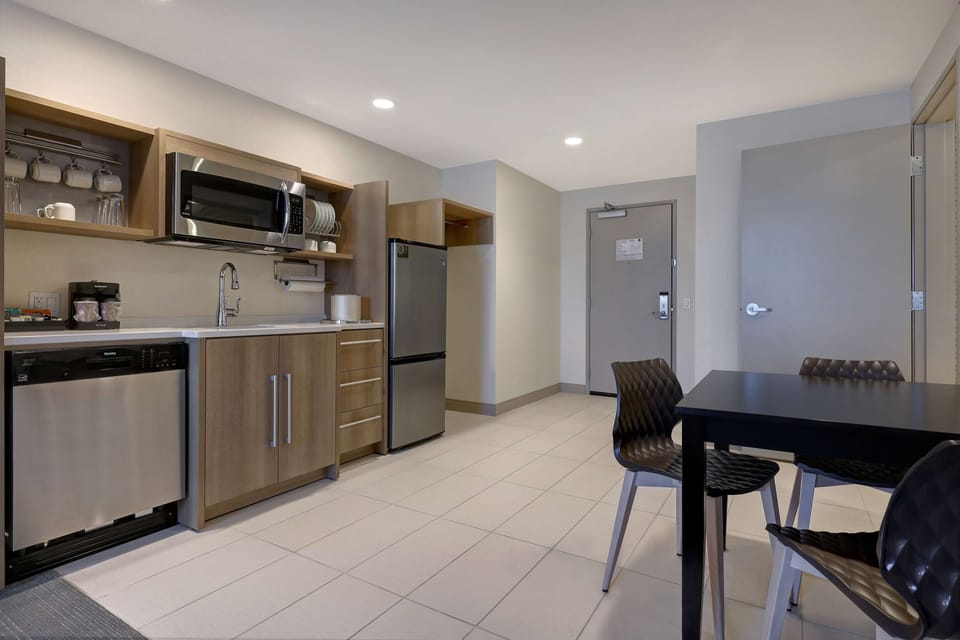 Full-size fridge, microwave, dishwasher, coffee/tea maker