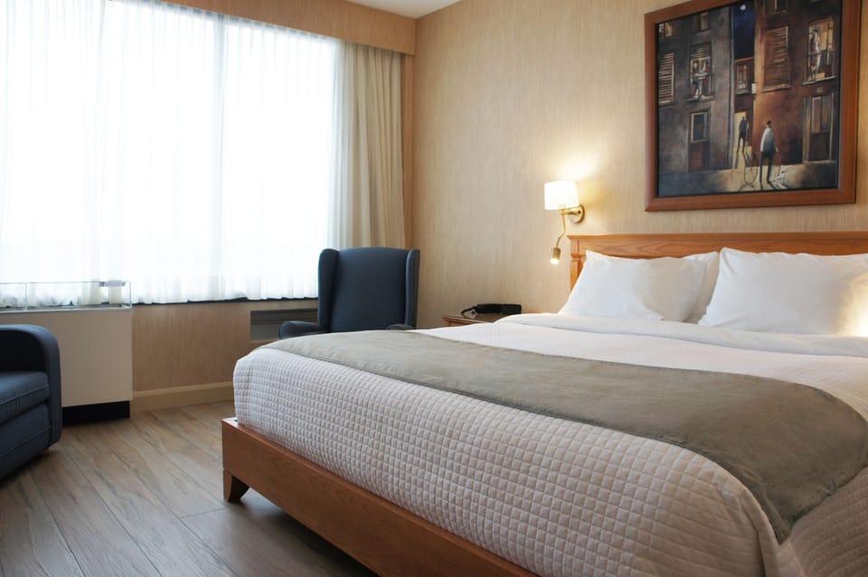 Business Room, 1 King Bed with Sofa bed (Wooden Floor) | Desk, laptop workspace, blackout drapes, soundproofing