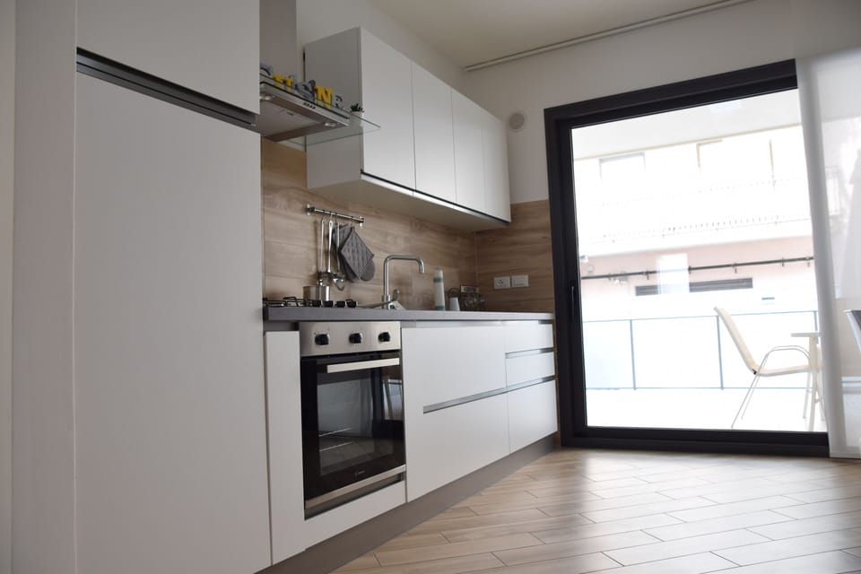 Apartment | Shared kitchen | Oven, stovetop, cookware/dishes/utensils, cleaning supplies