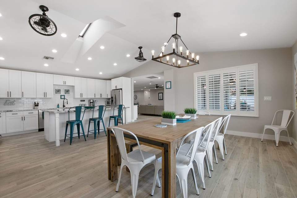 Large kitchen and dining room at the Turquoise House Scottsdale West