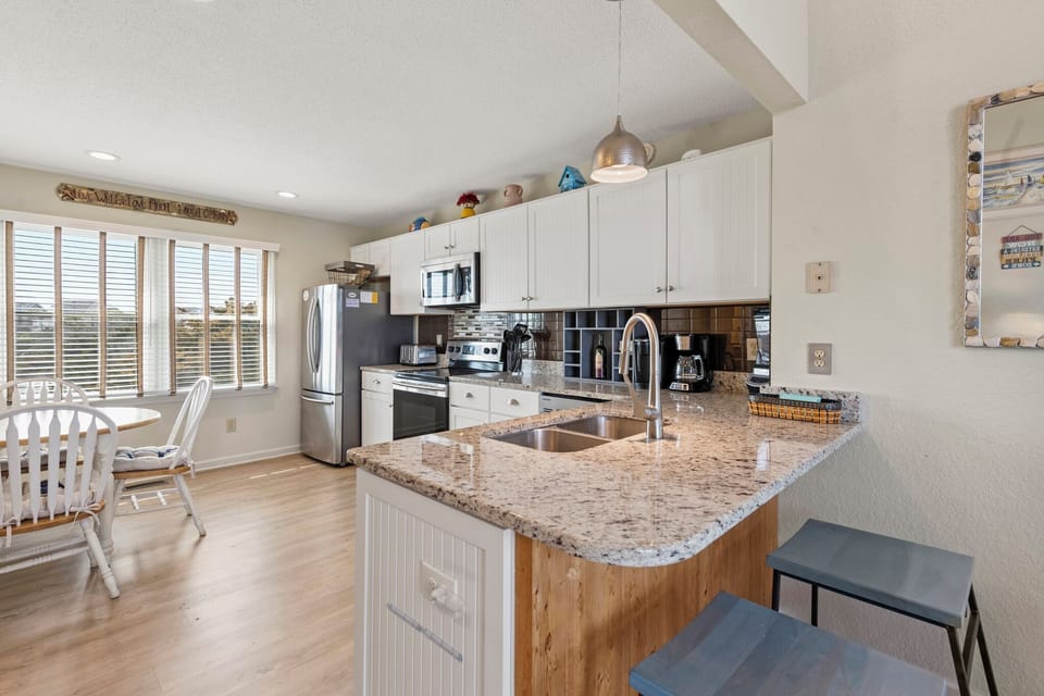 DR26: Honzie's Hideaway l Top Level Kitchen