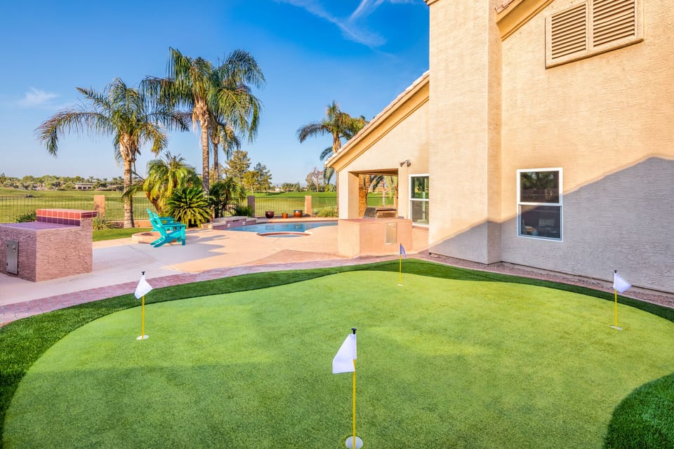 Practice your tee on the private outdoor putting green. 