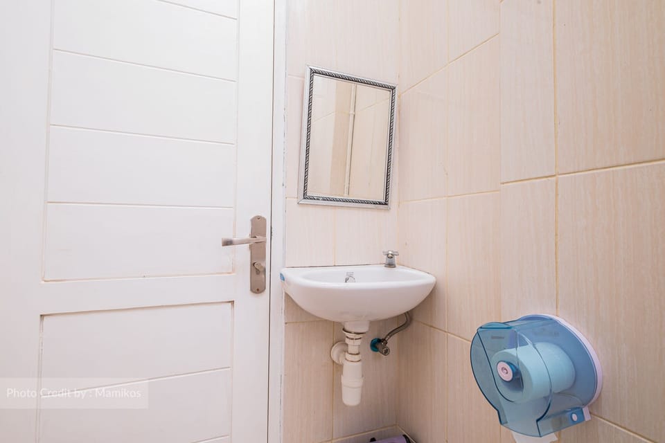 Deluxe Room | Bathroom | Shower, towels, soap, shampoo