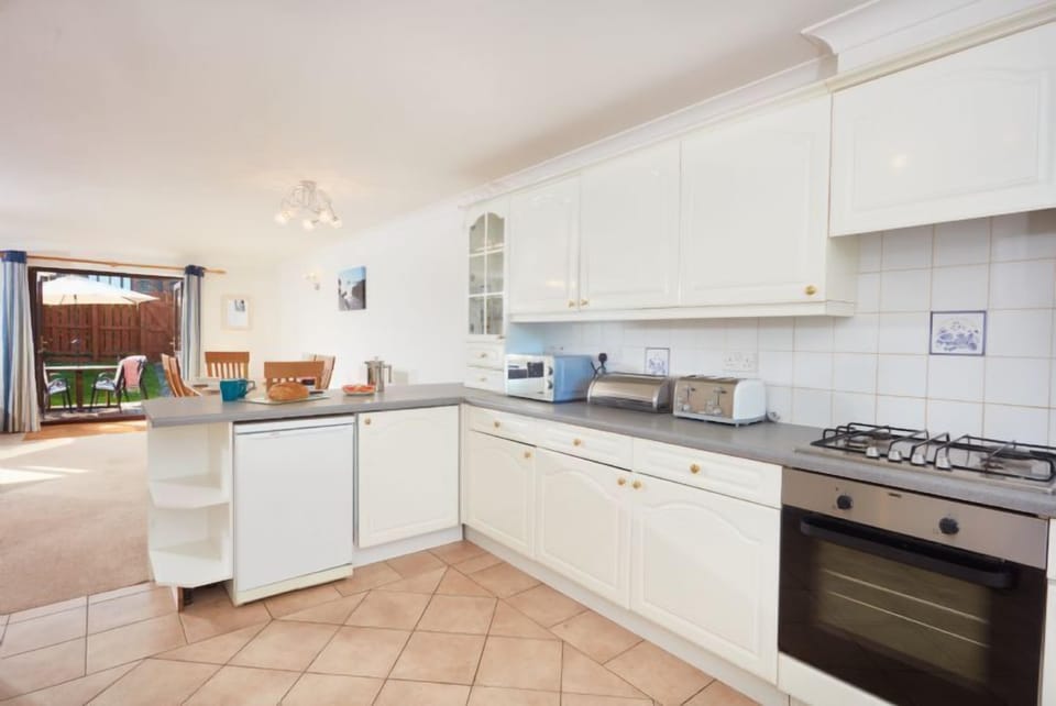 Trevells, Roserrow. First floor: Enjoy leisurely dining at the breakfast bar