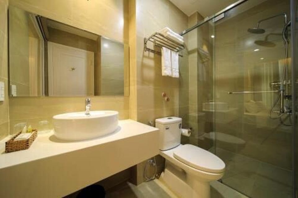 Shower, hydromassage showerhead, free toiletries, hair dryer