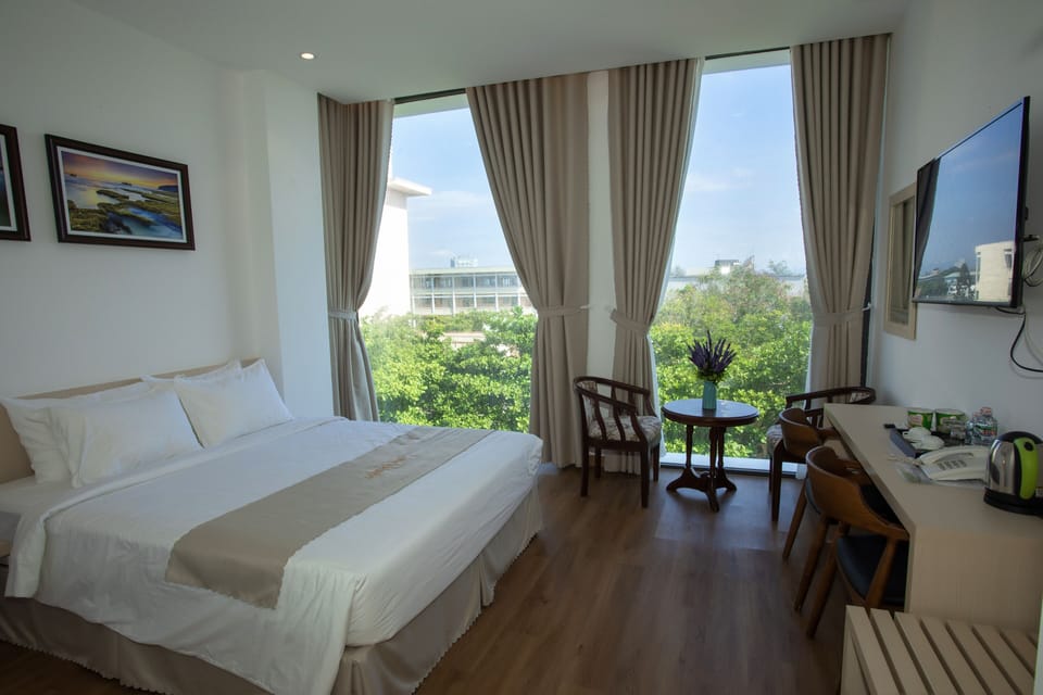 Luxury Double Room | Minibar, in-room safe, desk, blackout drapes