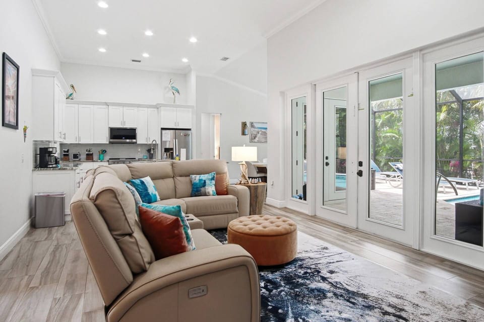 Enjoy the show on TV or the scene on the lanai.
