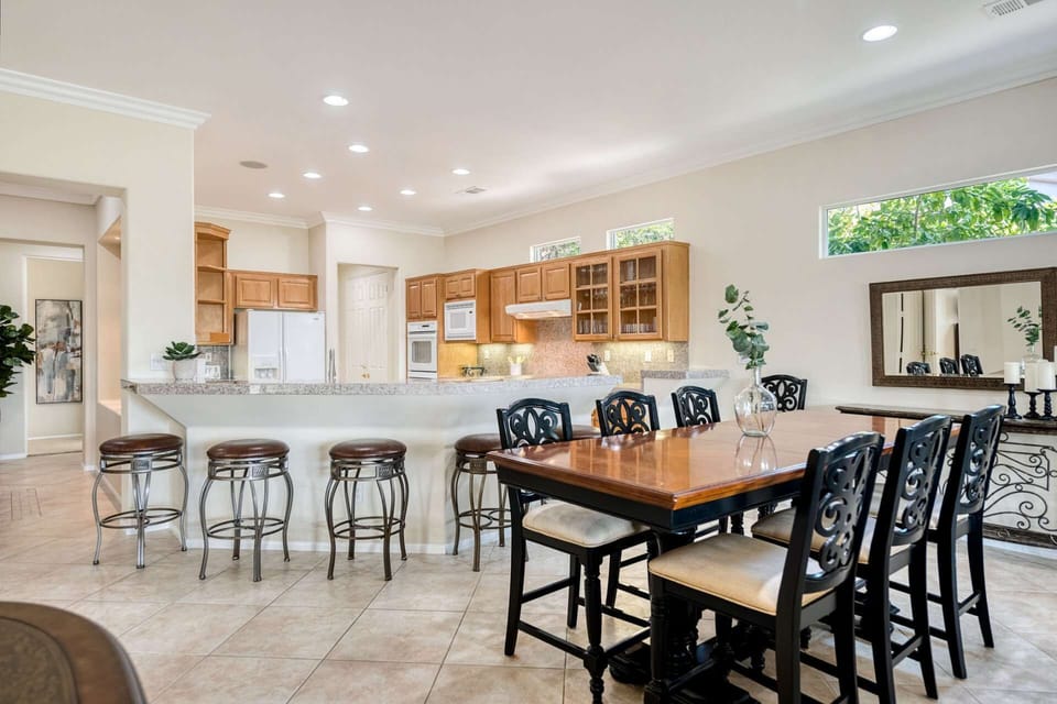 Dining room with seating for 6 and Kitchen bar seating for additional 5