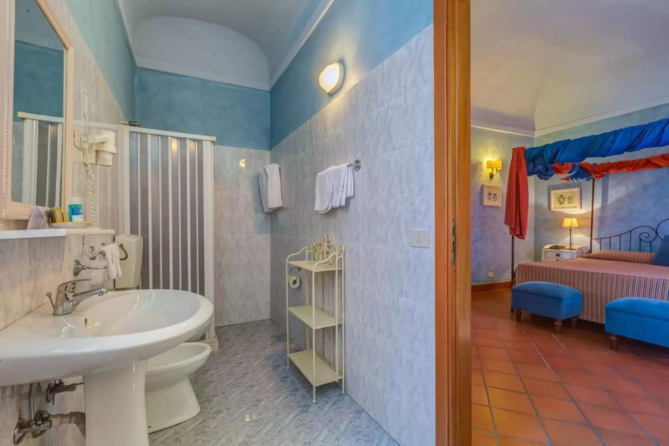 Shower, free toiletries, hair dryer, bidet