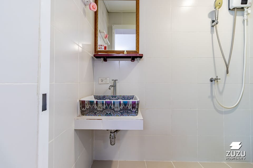 Standard Room | Bathroom | Shower, towels