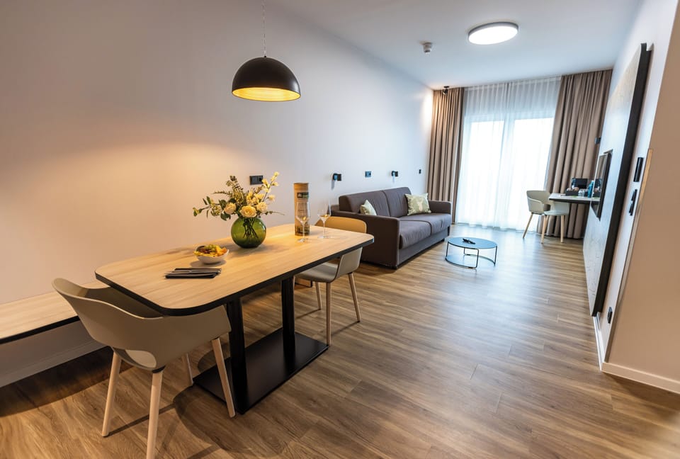 Standard Suite | Hypo-allergenic bedding, desk, laptop workspace, blackout drapes