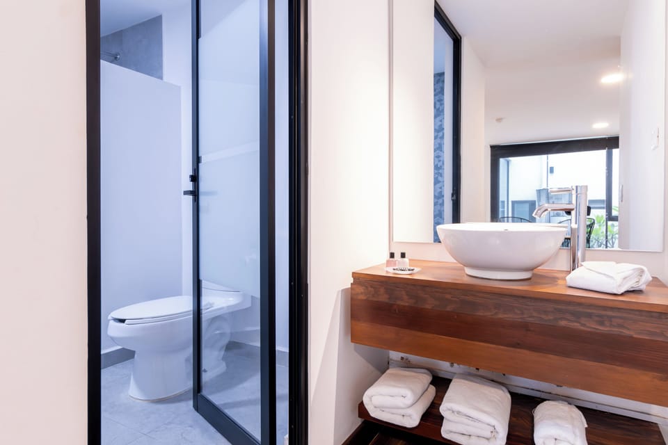 Superior Suite | Bathroom | Shower, free toiletries, hair dryer (on request), towels