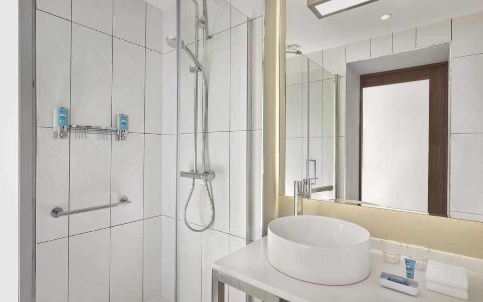 Shower, rainfall showerhead, free toiletries, hair dryer