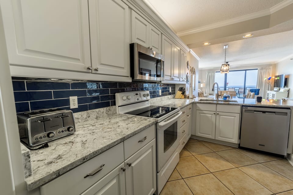 Newly renovated kitchen with granite and backsplash (December 2022)