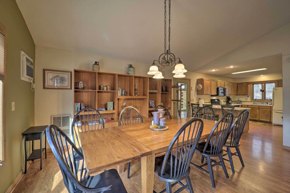 Dining Area | Dishes & Flatware Provided