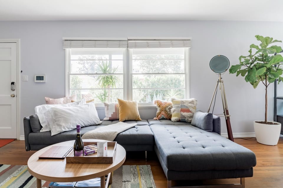 Living room: Indoor fireplace · Smart TV · Netflix · Sound system