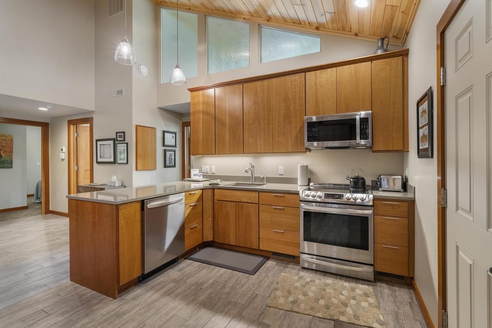 Large Cook's Kitchen - Everything you need to cook and dine plus stainless steel appliances and Corian countertops