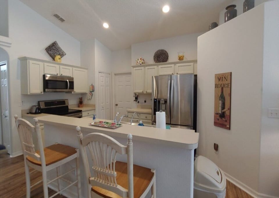 Fully Equipped Kitchen & Breakfast Bar 