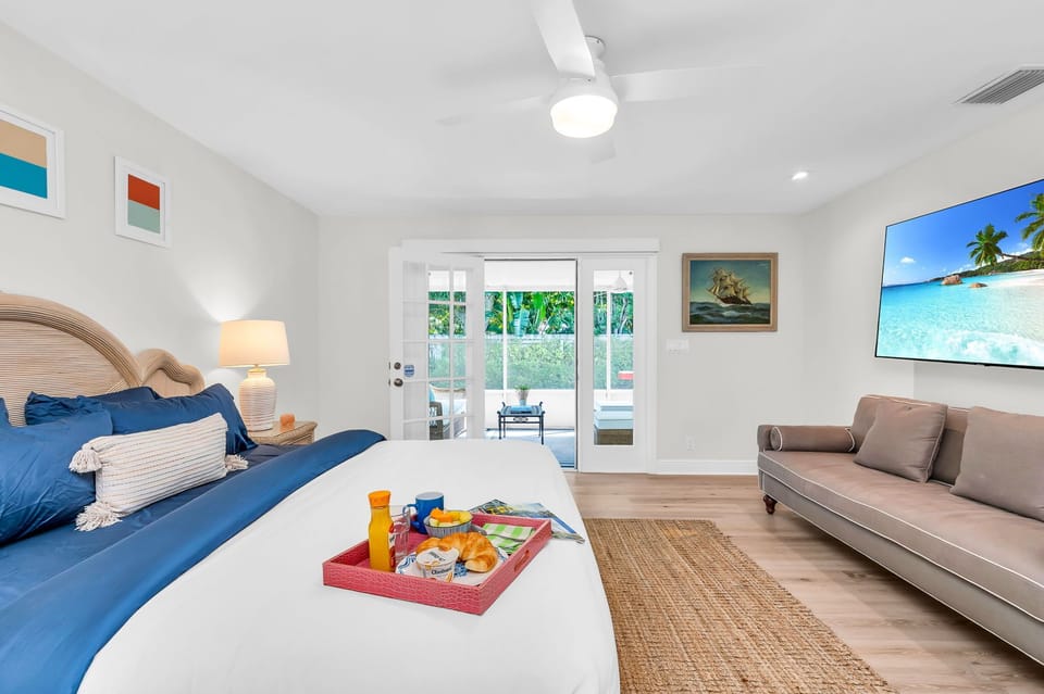 Beautiful king bedroom with en-suite bathroom.