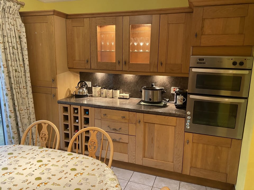 Cottage | Private kitchen | Fridge, microwave, oven, stovetop