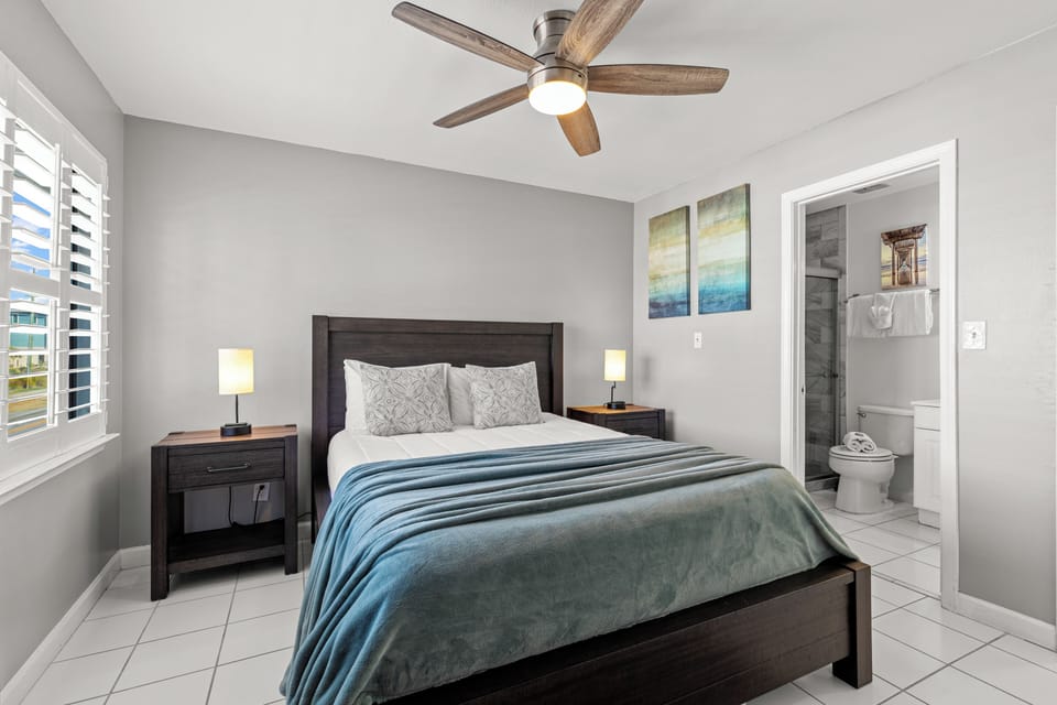 Bedroom with Queen Bed