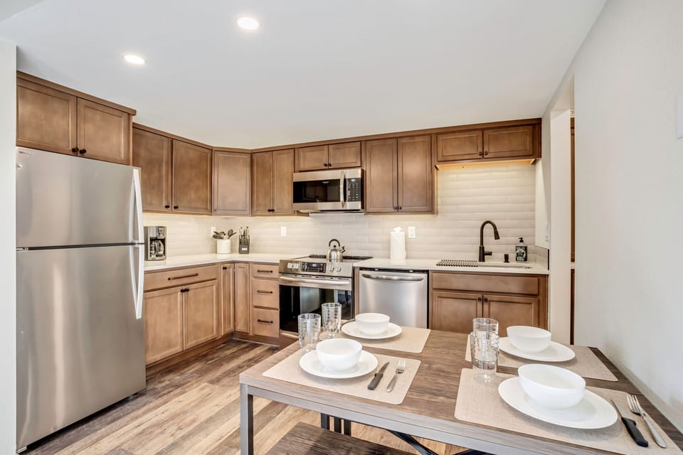 Beautifully designed eat-in kitchen with new appliances and cabinets.