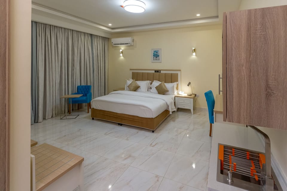 In-room safe, desk, free WiFi