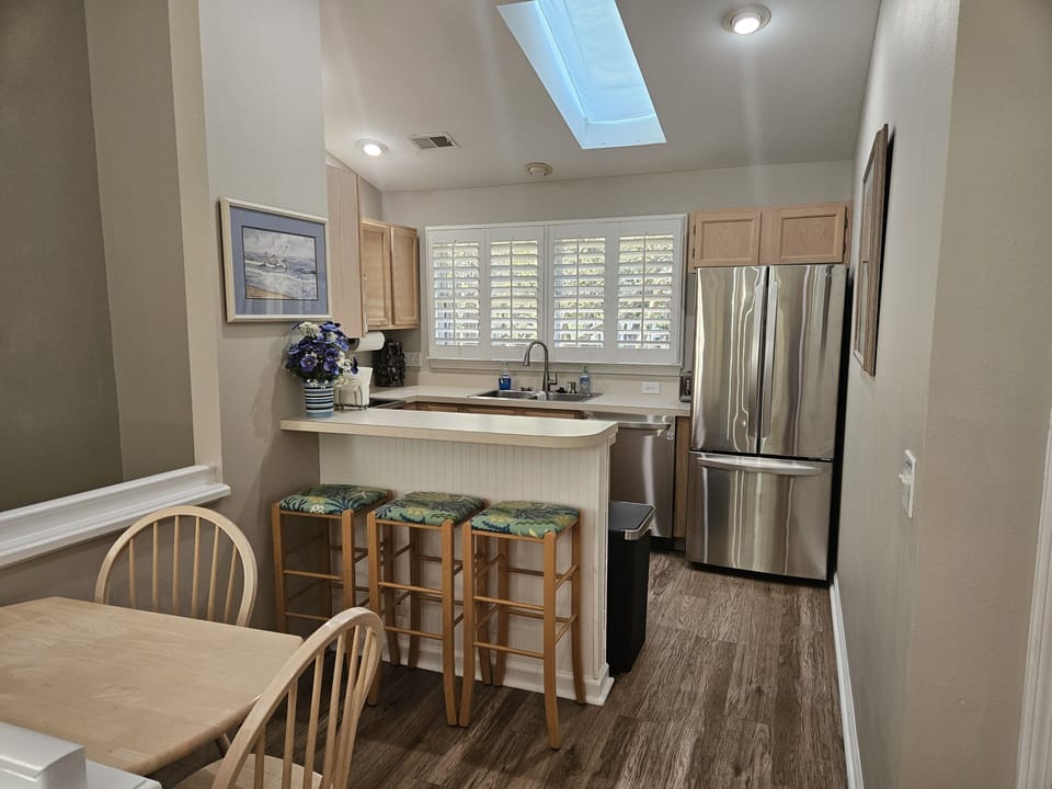 Breakfast nook and bar seating makes it great for easy meals and conversations!