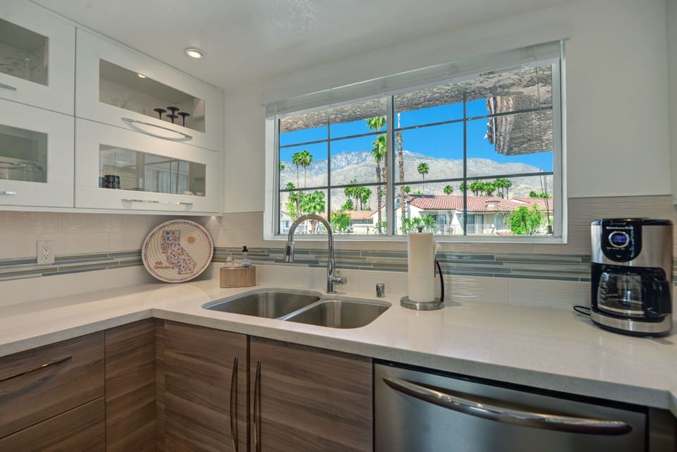 9 KITCHEN VIEW.jpg