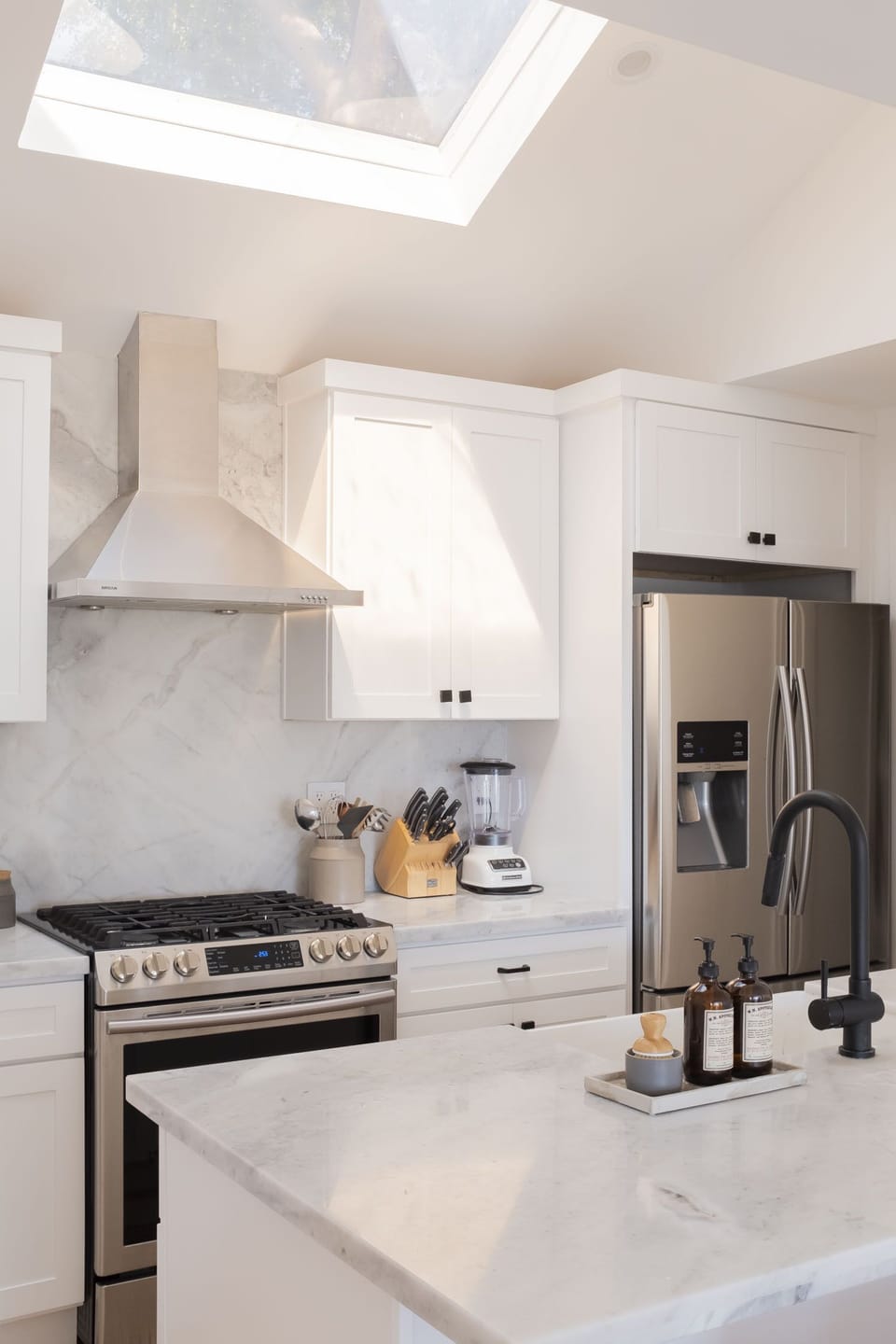 Kitchen - Espresso machine, gas oven, filtered water, dishwasher.
