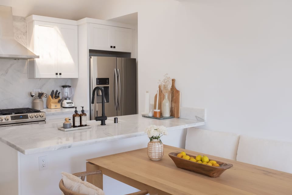 Kitchen - Espresso machine, gas oven, filtered water, dishwasher.
