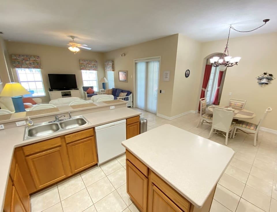 Large Kitchen Space and Nook