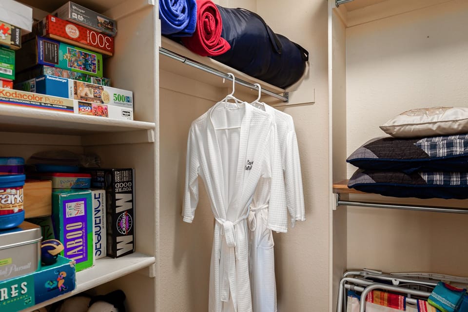 Linen robes for relaxing or after a swim at the community pool 🏊🏼‍♀️ 