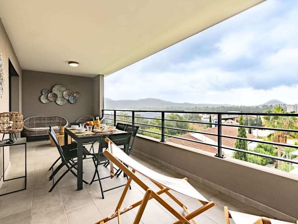 Sky, Plant, Building, Window, Tree, Swimming Pool, House, Residential Area, Leisure, Urban Design