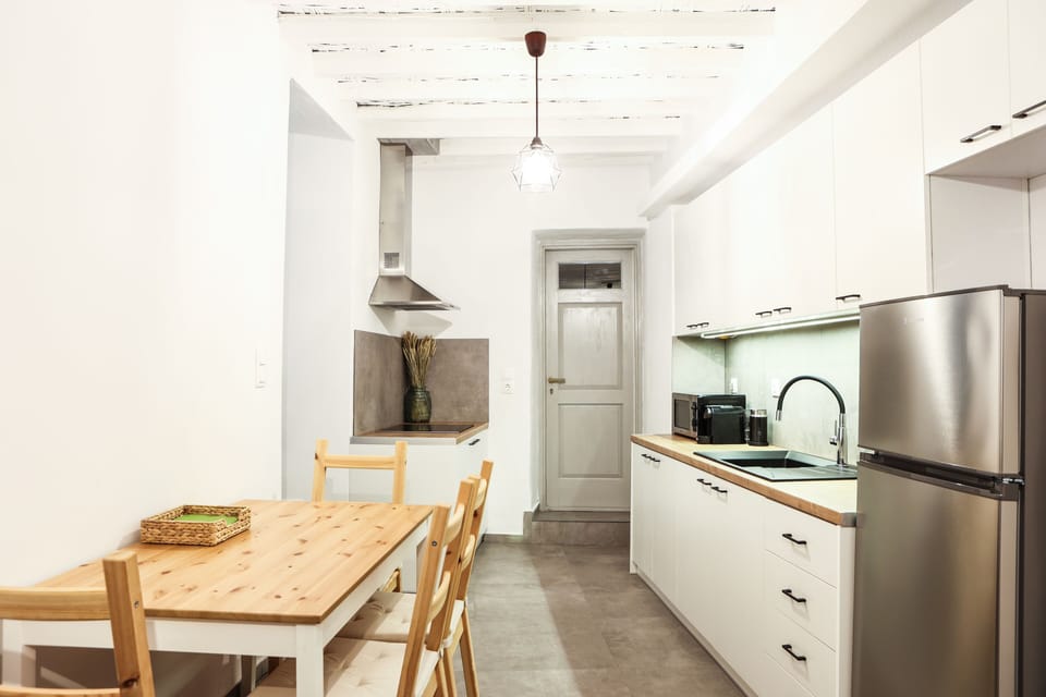 Deluxe House | Private kitchen | Full-size fridge, microwave, stovetop, espresso maker