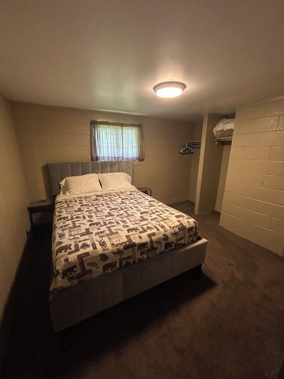 Queen bed with pull-out trundle. 3rd bedroom access is only thru  2nd bedroom 