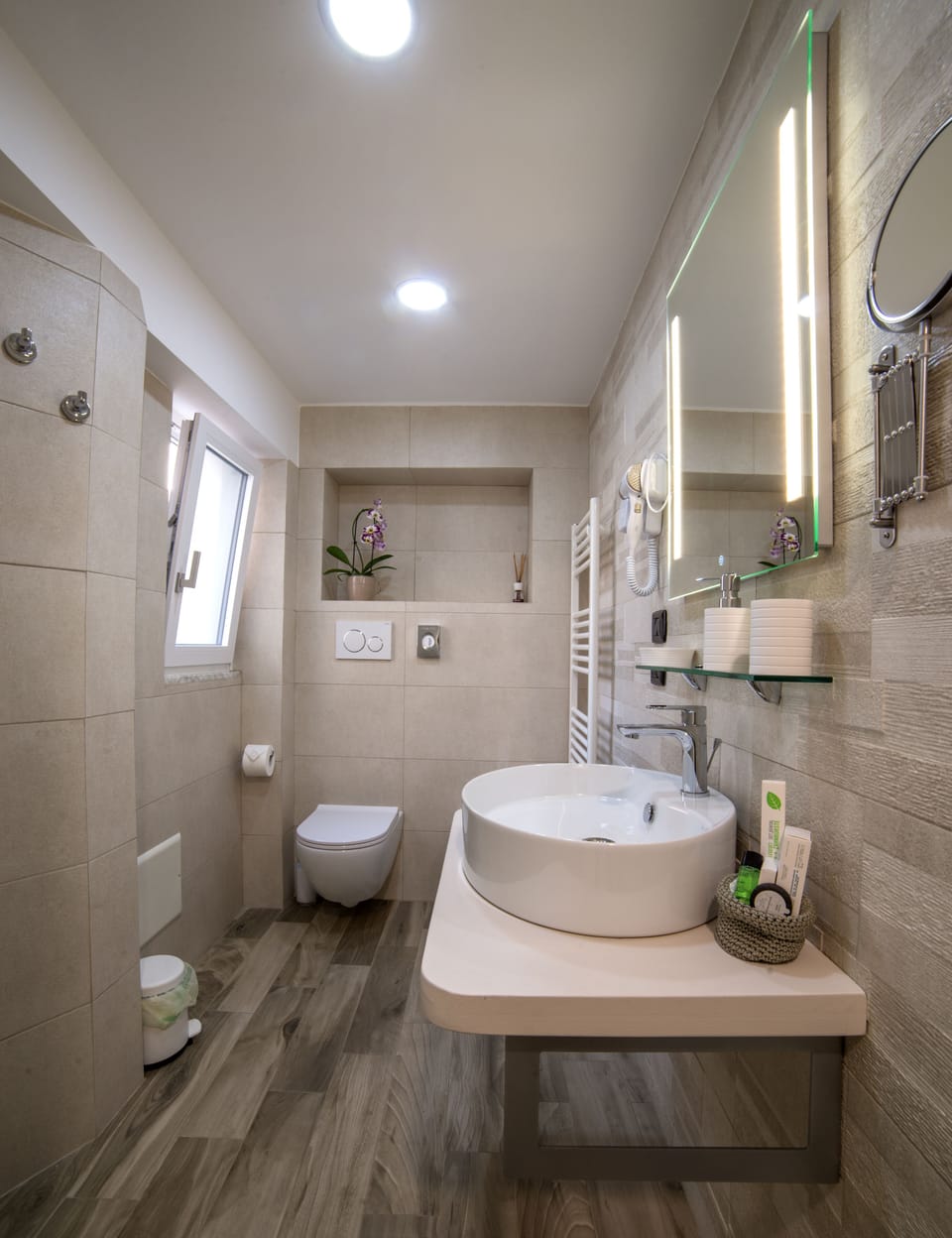Deluxe Double or Twin Room | Bathroom | Shower, rainfall showerhead, free toiletries, hair dryer