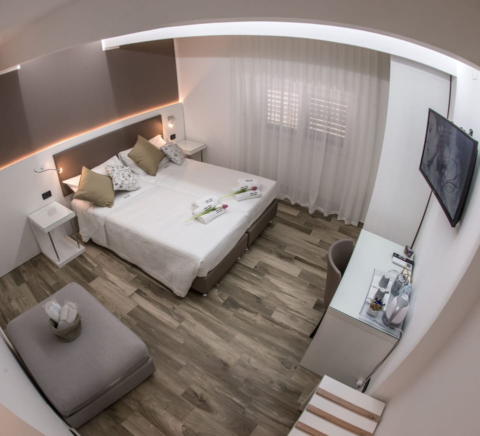 Deluxe Double or Twin Room | Frette Italian sheets, premium bedding, memory foam beds, in-room safe