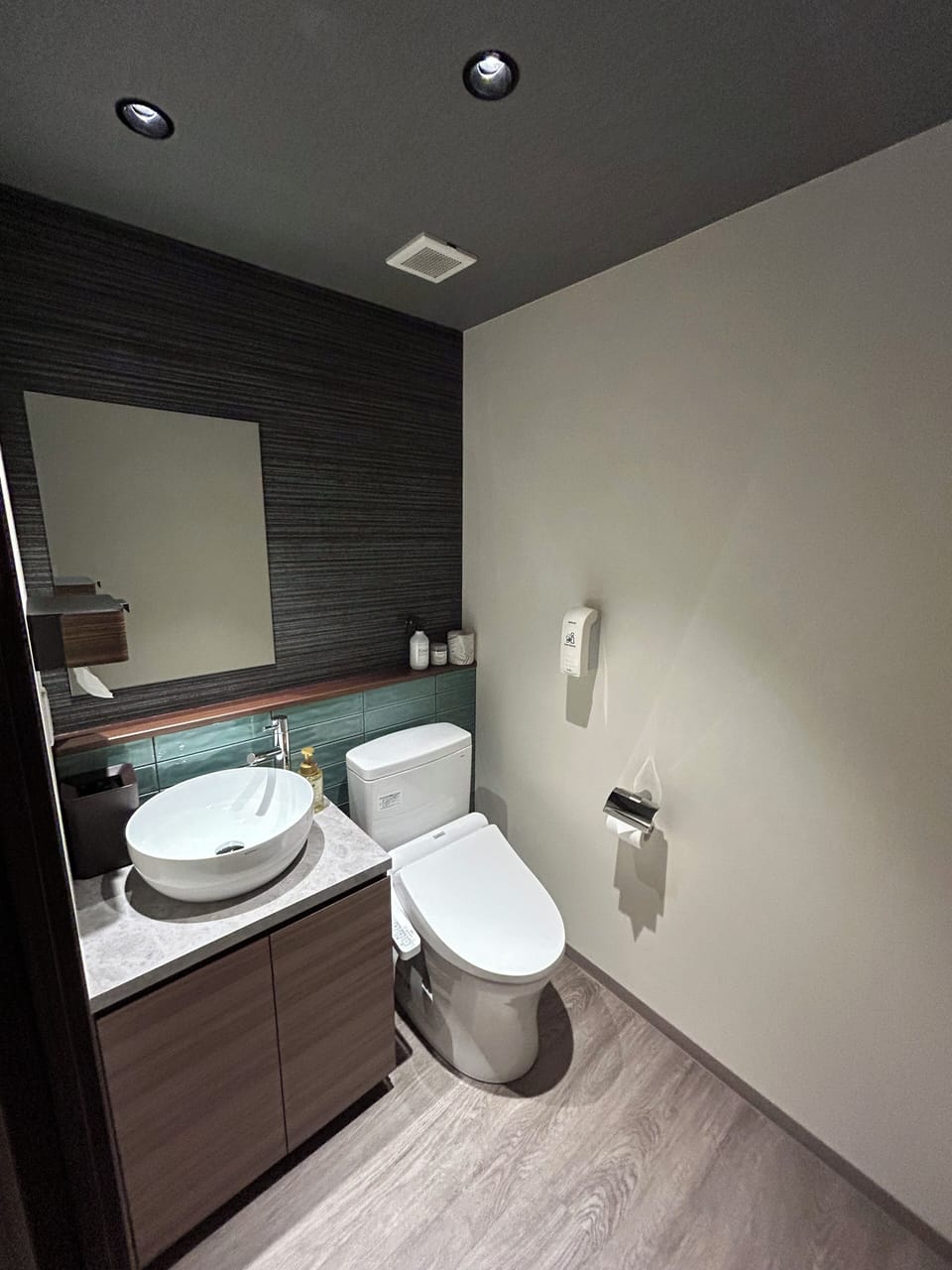 Standard Twin Room, Non Smoking | Bathroom | Separate tub and shower, free toiletries, hair dryer, slippers