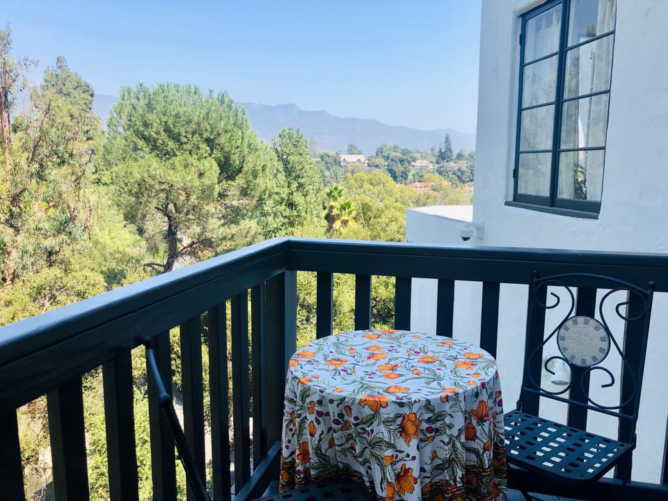 Al Fresco dining on the deck at the entrance with amazing views. 