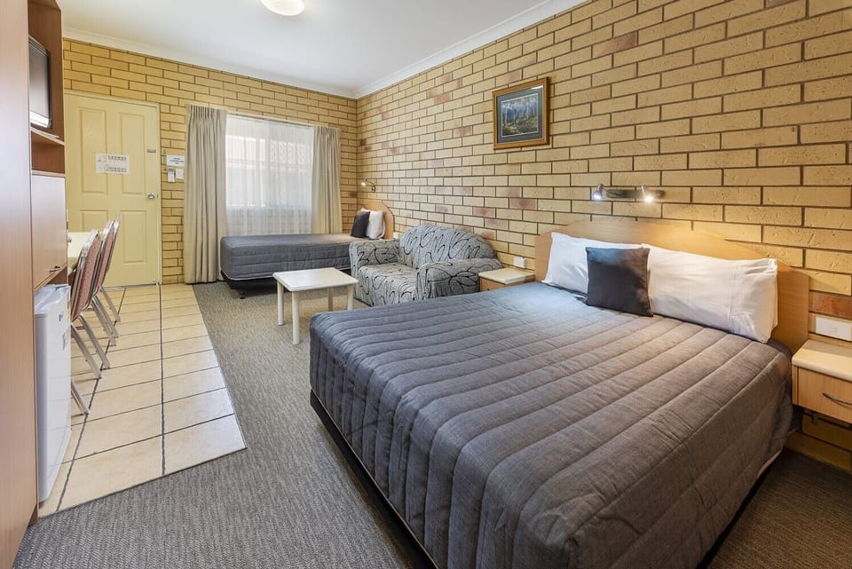 Twin Room | Desk, blackout drapes, iron/ironing board, WiFi (free)
