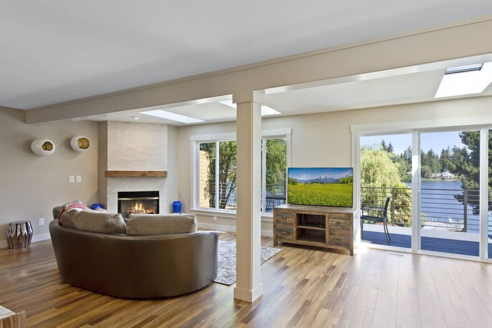 Great room concept, gas fireplace and gorgeous Lake View.Seattle / Tacoma Area