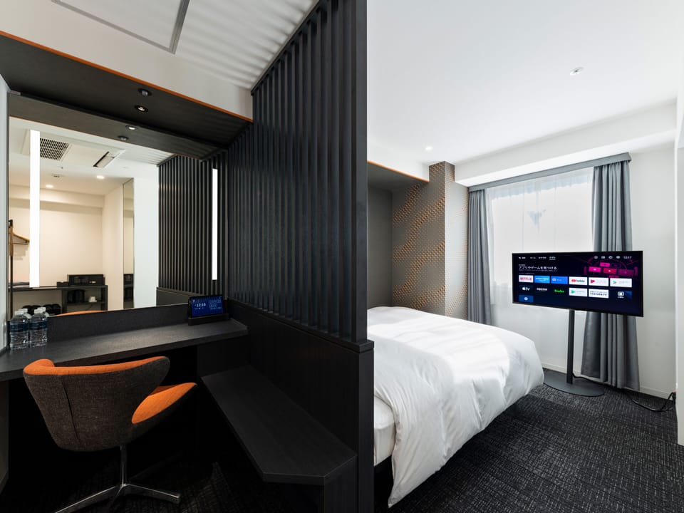 Accessible Queen Room, Non Smoking | In-room safe, desk, free WiFi, bed sheets
