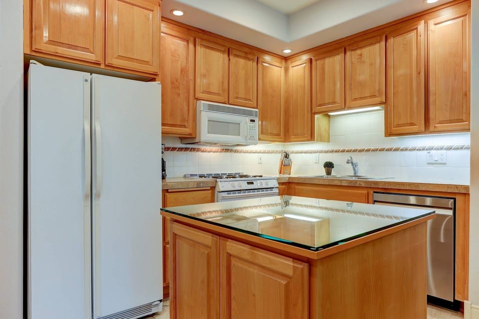 Island kitchen, efficient with all full size appliances