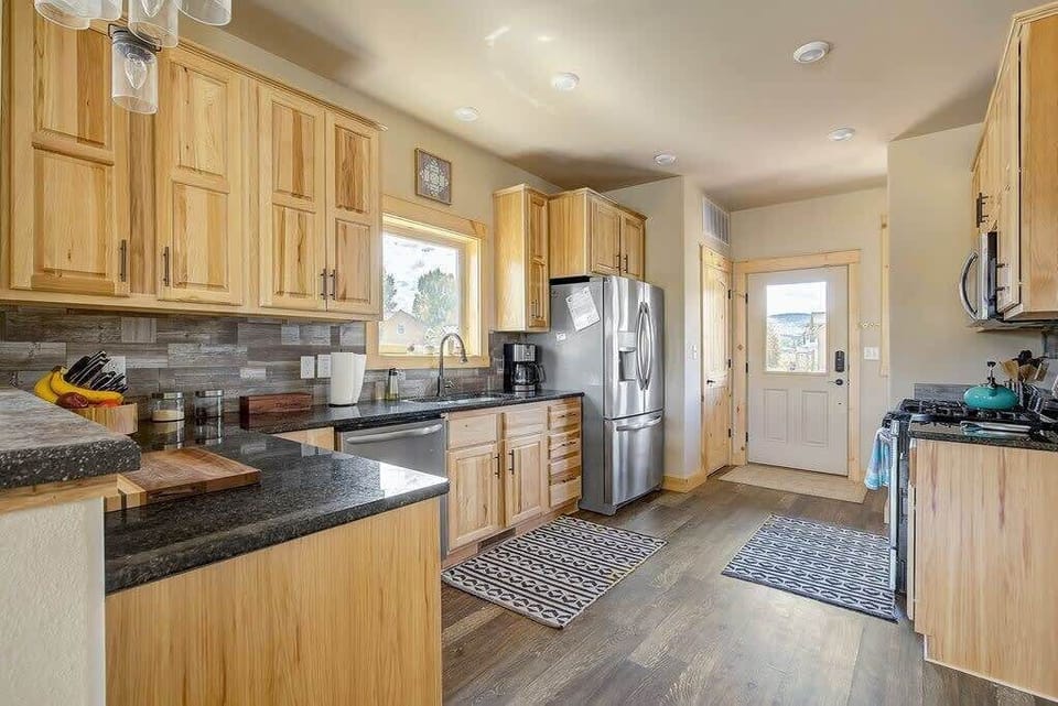 【Kitchen】Stainless appliances and counter space for two cooks at once