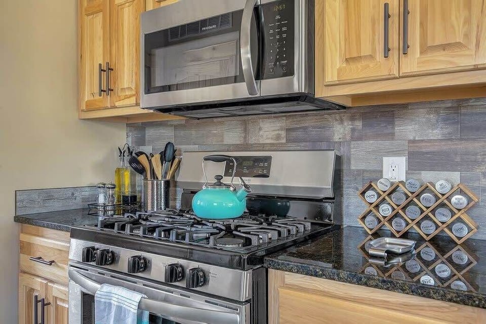 【Kitchen】Gas range for real cooking — pasta water boils fine at altitude