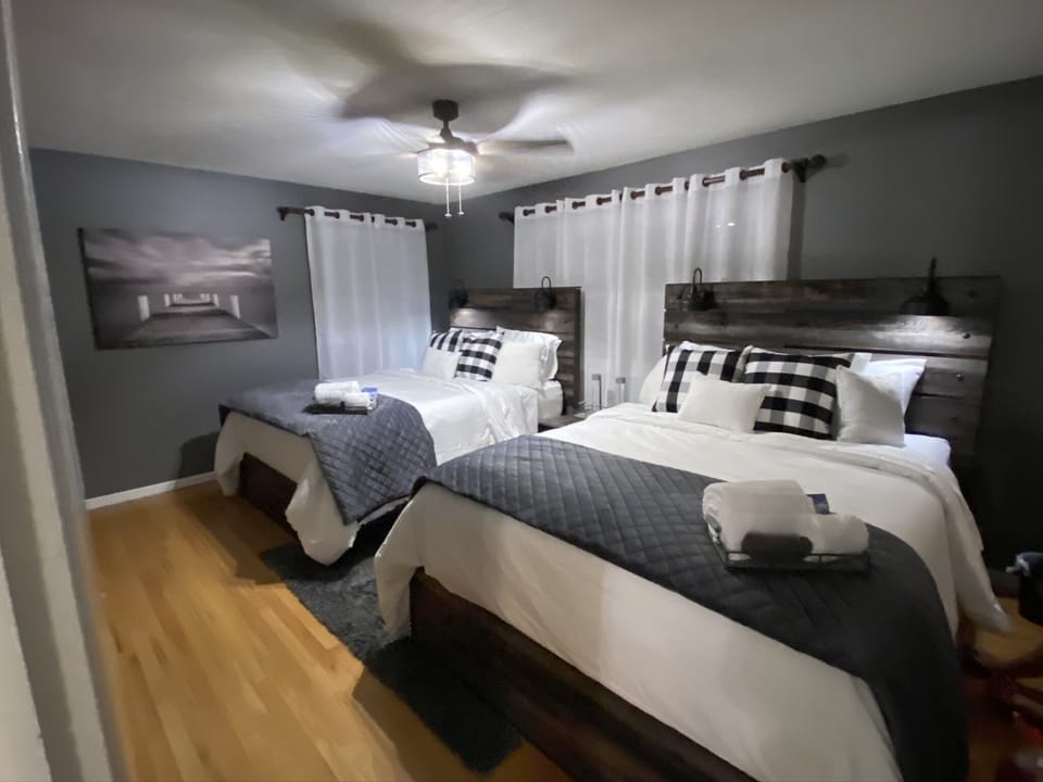 2 Queen Size Beds.  Soft linens, double  closets. 1 walk-in closet