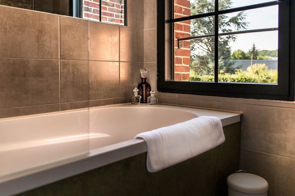 Deep soaking bathtub