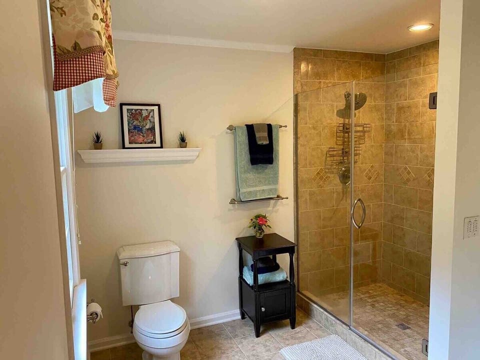 Primary bedroom - En suite bathroom on second floor with shower