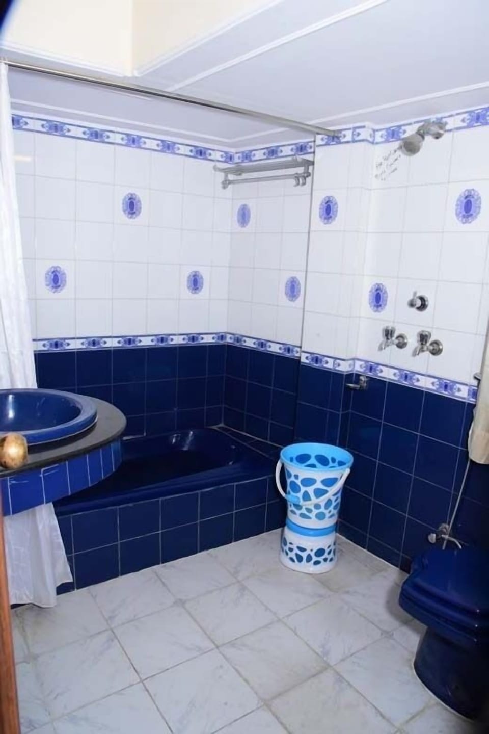 Shower, free toiletries, towels